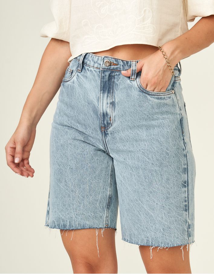 bermuda jeans alongada